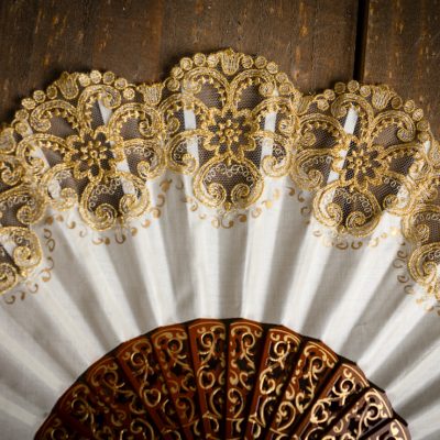 Abanico con encaje en oro modelo premiun